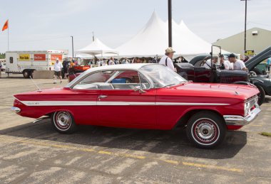 1961 kırmızı chevy Impala yan görünüm