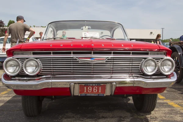 1961 Rosso Chevy Impala Vista frontale — Foto Stock