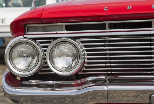 1961 Chevy Impala rojo faros delanteros — Foto de Stock