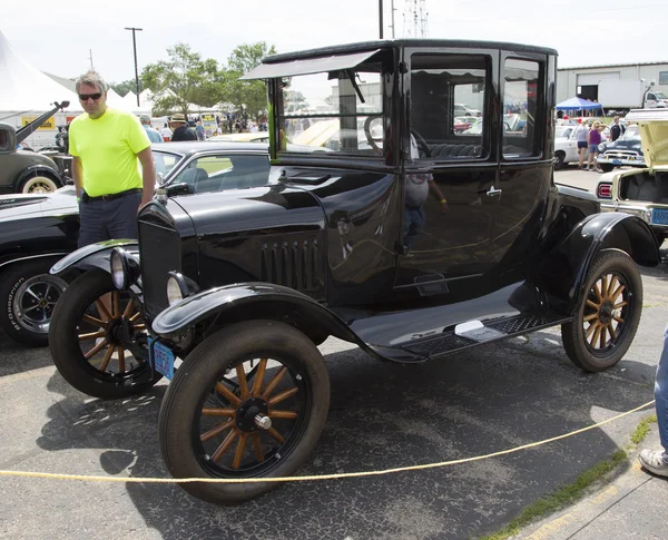 Черный Ford Model T вид сбоку — стоковое фото
