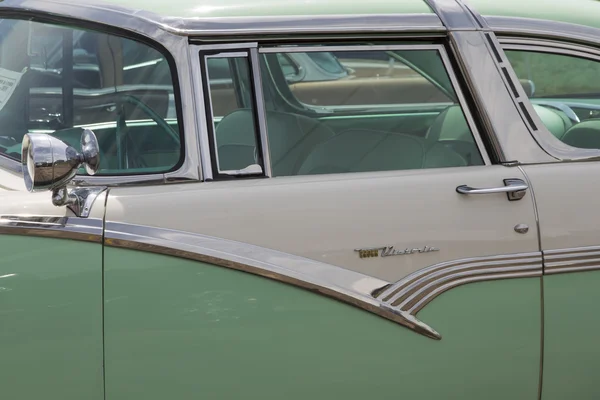 1956 Ford Fairlane Crown Victoria Verde Bianco Primo piano — Foto Stock
