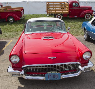 1957 kırmızı ford thunderbird Önden Görünüm