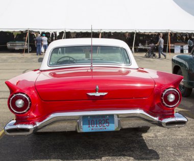 1957 kırmızı ford thunderbird arka görünüm
