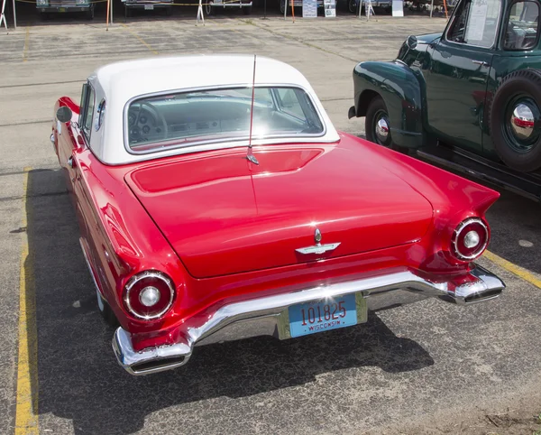 1957 röd ford thunderbird tillbaka Visa — Stockfoto