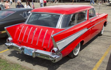 1957 kırmızı Chevrolet nomad yan görünüm