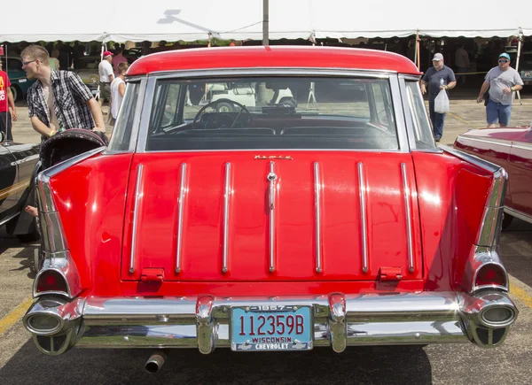 1957 Vista posteriore nomade rossa Chevy — Foto Stock