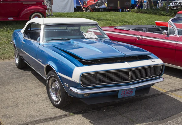 1968 синій chevy camaro — стокове фото