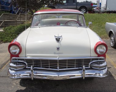 1956 beyaz ve kırmızı ford fairlane victoria