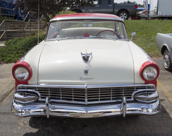 White and Red Ford Victoria Fairlane 1956 — стоковое фото