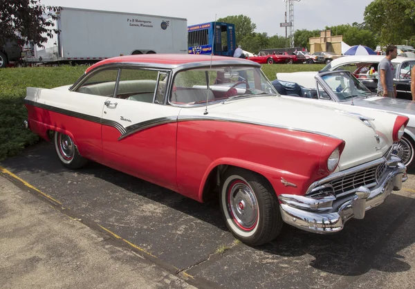 1956 Branco e vermelho Ford Victoria Fairlane Vista lateral — Fotografia de Stock