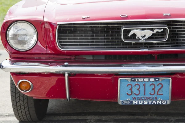 1966 röd ford mustang Cabriolet strålkastare — Stockfoto