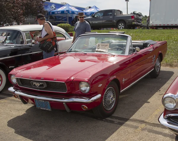 1966 czerwony Forda Mustanga Cabrio boku — Zdjęcie stockowe