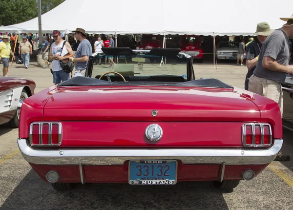 1966-ban piros ford mustang kabrió hátsó nézet — Stock Fotó