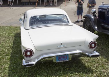 1957 beyaz ford thunderbird hardtop Cabrio arka görünüm
