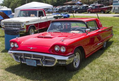 1960 kırmızı ford thunderbird hardtop Cabrio