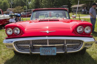 1960 kırmızı ford thunderbird hardtop Cabrio Önden Görünüm