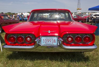 1960 kırmızı ford thunderbird hardtop Cabrio geri görüntülemek