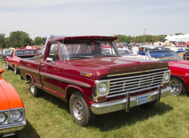 Vintage kırmızı ford f100 kamyonet yan görünüm