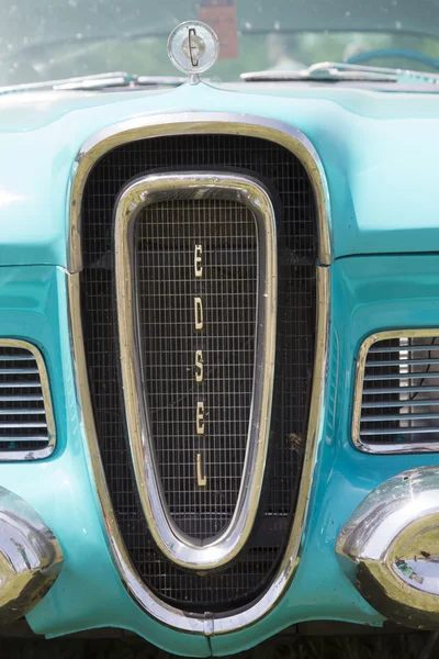 1958 blauwe edsel bronvermelding grill — Stockfoto