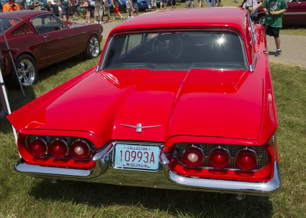 1960-ban piros ford thunderbird keménytetős kabrió hátsó nézet — Stock Fotó