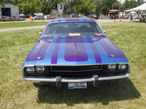 Mor 1970 dodge challenger — Stok fotoğraf