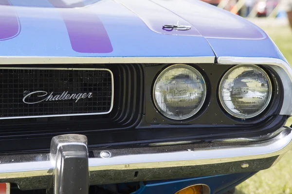 Paarse 1970 dodge challenger koplamp — Stockfoto