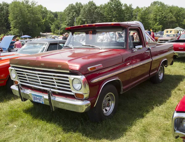 Caminhão de recolha Ford F100 vermelho vintage — Fotografia de Stock