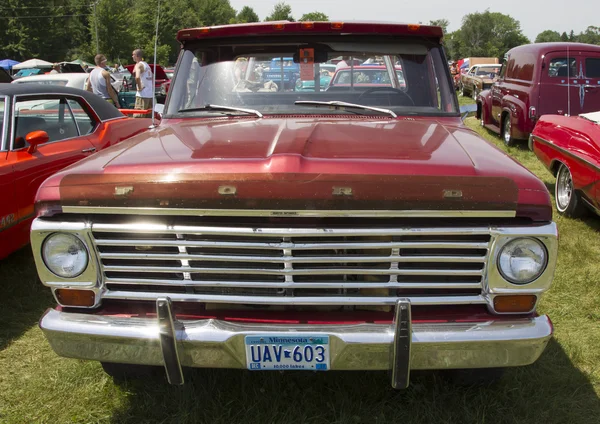 Vintage vermelho Ford F100 pick up caminhão vista frontal — Fotografia de Stock