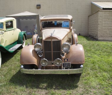 1934 altın packard modeli 1108 araba önden görünümü