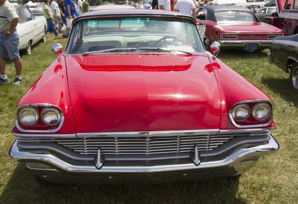 1957 červené chrysler new yorker pohled zepředu — Stock fotografie