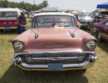 1957 pembe Chevrolet bel air Önden Görünüm