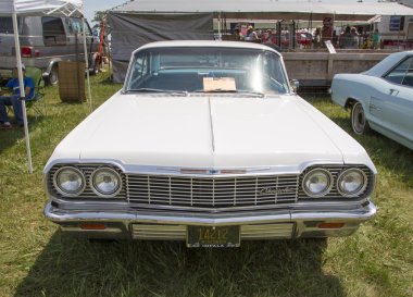 1964 beyaz chevy Impala ss önden görünümü