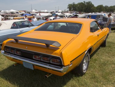 1970 turuncu mercury Siklon spoiler yan görünüm