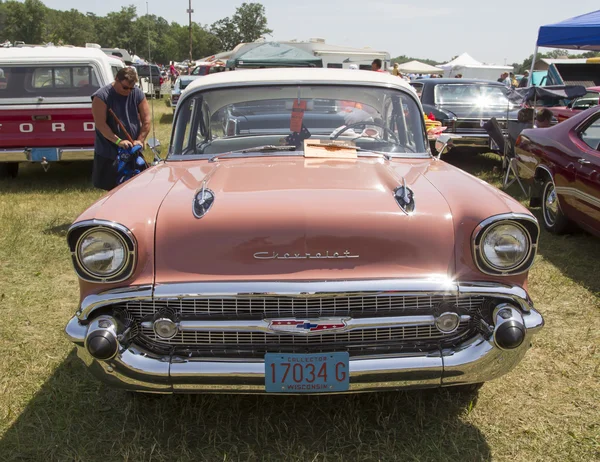 1957 pembe Chevrolet bel air Önden Görünüm — Stok fotoğraf