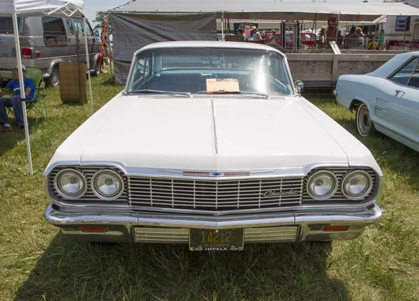 1964 Branco Chevy Impala SS Vista frontal — Fotografia de Stock