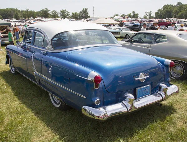 Bleu Oldsmobile Quatre-vingt-dix-huit vue arrière — Photo