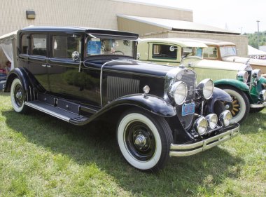 1929 siyah cadillac yan görünüm