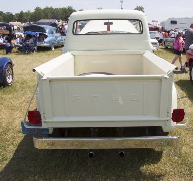 1956 ford f-100 beyaz kamyon arka görünüm