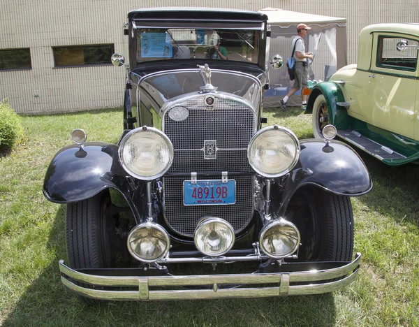 1929 чорний cadillac вид спереду — стокове фото