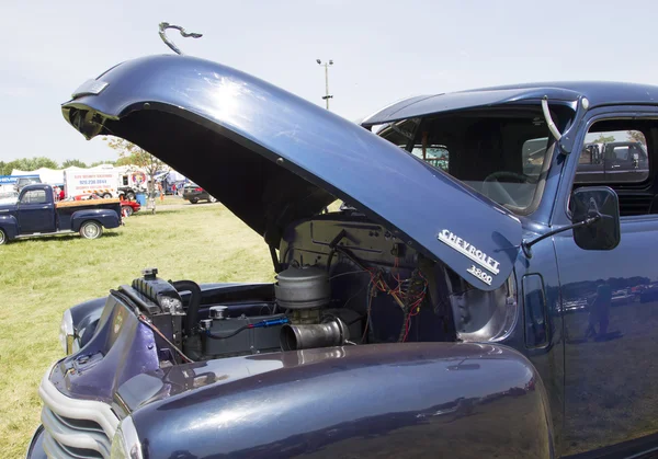 Blauwe chevy 3800 vrachtwagen motor zijde — Stockfoto