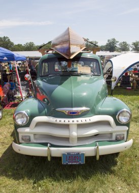 1954 3100 pickup üst ön görünüm üzerinde ahşap Kano ile chevy