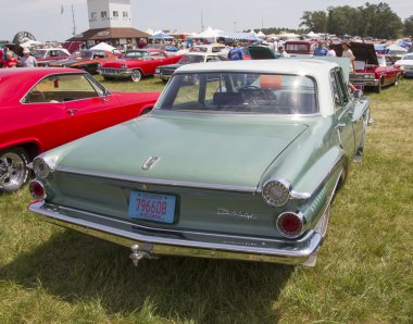 1962 yeşil dodge dart arka görünüm