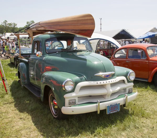 1954 chevy 3100 pick-up met houten kano bovenop — Stockfoto