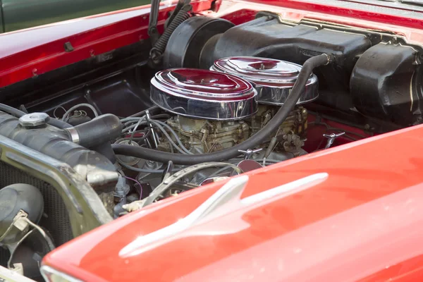 1958 motor de carro de Plymouth vermelho — Fotografia de Stock