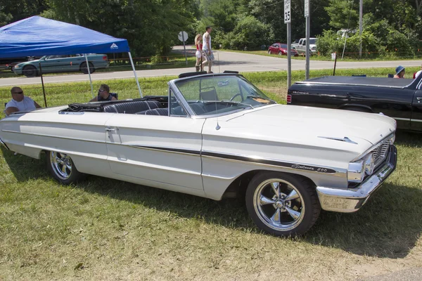 1964 White Ford Galaxie 500 Convertible — Stock Photo, Image