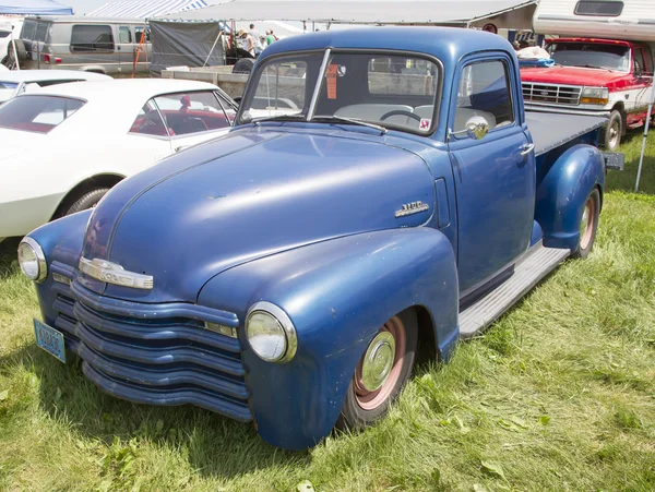 Синий пикап Chevy 3100 — стоковое фото