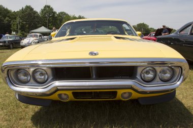 Sarı plymouth road runner 440-8 Önden Görünüm
