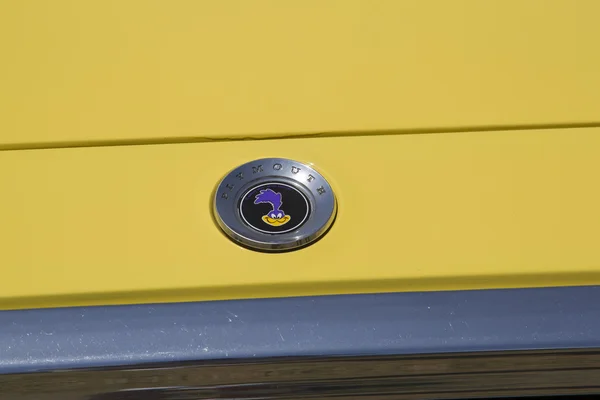 Yellow Plymouth Road Runner 440-8 Hood Ornament — Stock Photo, Image