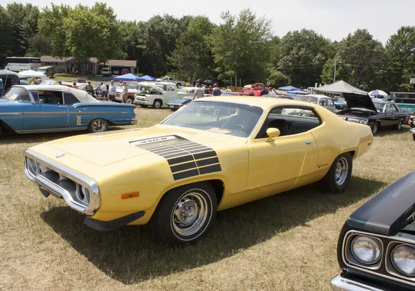 Yellow Plymouth Road Runner 440-8 Right Side — Stock Photo, Image