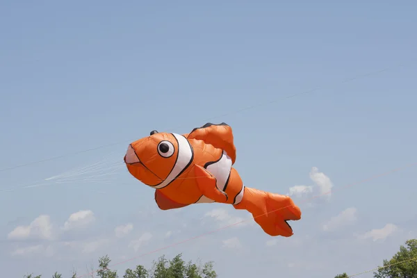 Orange dan White Nemo Clownfish Kite — Stok Foto